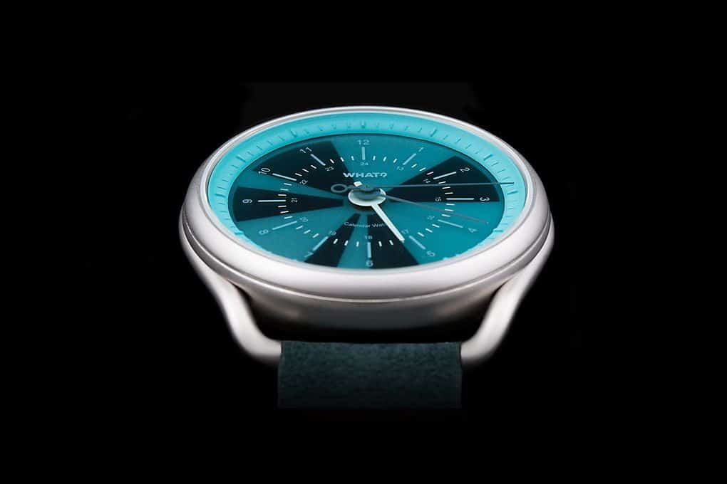 This elegant smartwatch integrates a mechanical system with a screen e-paper